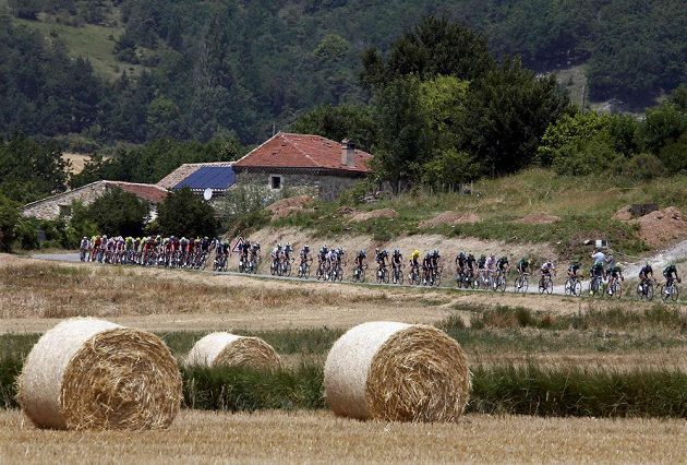 Cyklisté na trati patnácté etapy Tour de France, která vedla z Givors do Mont Ventoux.
