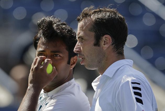 Taktická porada Leandra Paese (vlevo) a Radka Štěpánka při deblovém finále na US Open.