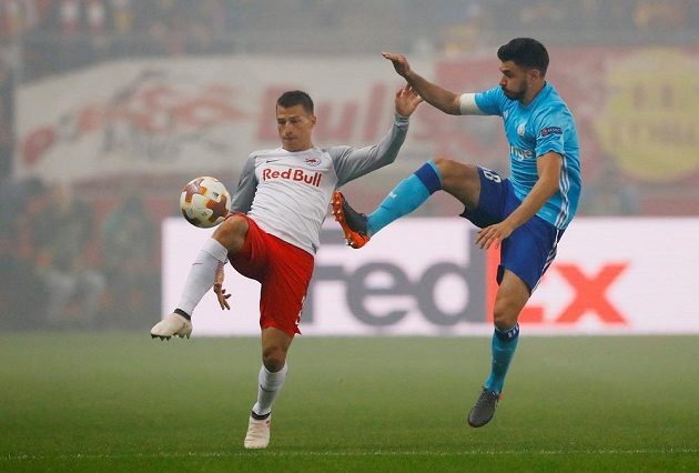 Morgan Sanson (vpravo) z Marseille a Stefan Lainer ze Salcburku při odvetě semifinále EL.