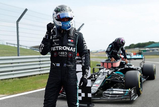 Jezdci Mercedesu Lewis Hamilton (vpravo) a Valtteri Bottas (vlevo) ovládli sobotní kvalifikaci na výroční závod formule 1 v Silverstonu.
