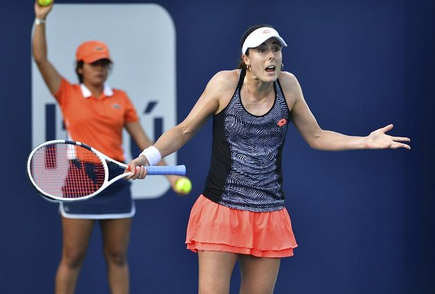 Francouzská tenistka Alize Cornetová se zlobí během utkání s Karolínou Plíškovou na turnaji v Miami