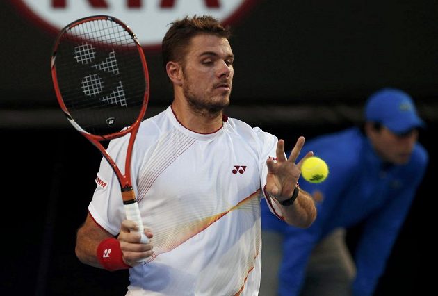 Stanislas Wawrinka chytá míček při finále Australian Open proti Rafaelu Nadalovi.
