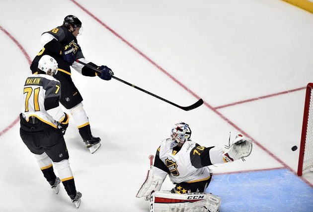 Jaromír Jágr překonává Bradena Holtbyho v semifinále Utkání hvězd NHL.