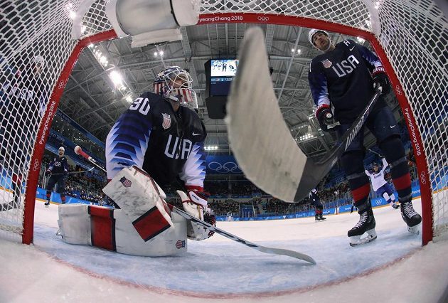 Americký brankář Ryan Zapolski poté, co inkasoval gól v utkání proti Slovensku.