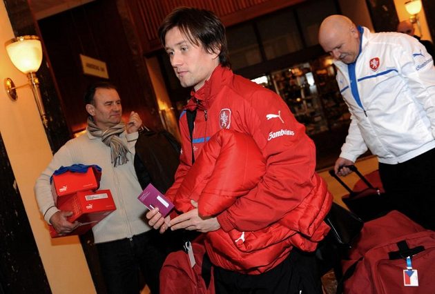 Tomáš Rosický se v doprovodu svého otce Jiřího (vlevo) hlásí na srazu fotbalové reprezentace před přátelským utkáním v Turecku.