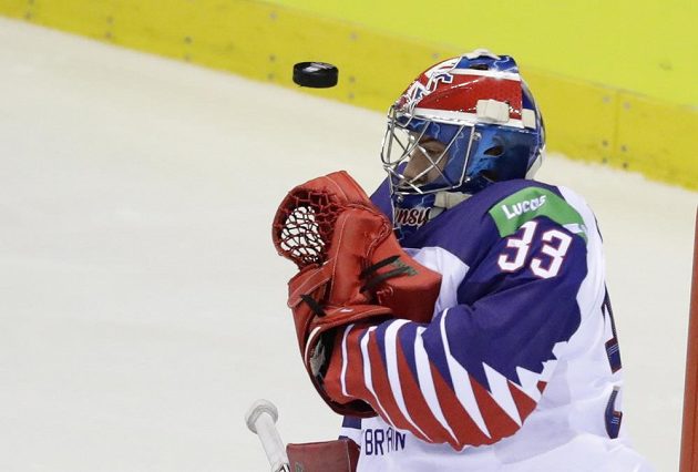 Brankář hokejové reprezentace Ben Bowns v akci během utkání mistrovství světa.