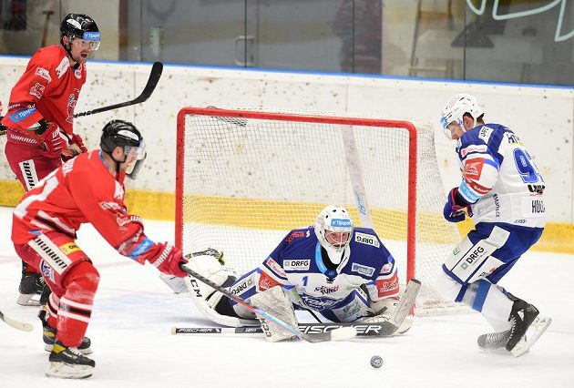 V popředí (zleva) Lukáš Kucsera z Olomouce, brankář Brna Pavel Jekel a Rhett Holland z Brna.