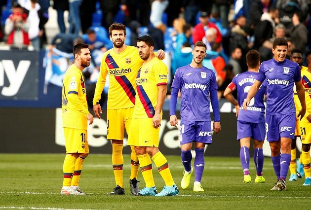 V sobotu liga proti Leganes. Barcelonští Lionel Messi (vlevo), Luís Suárez a také Gerard Piqué (druhý zleva).