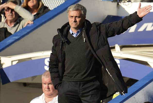 Kouč Chelsea Mourinho gestikuluje směrem k rozhodčímu Deanovi během domácího duelu proti poslednímu Sunderlandu.