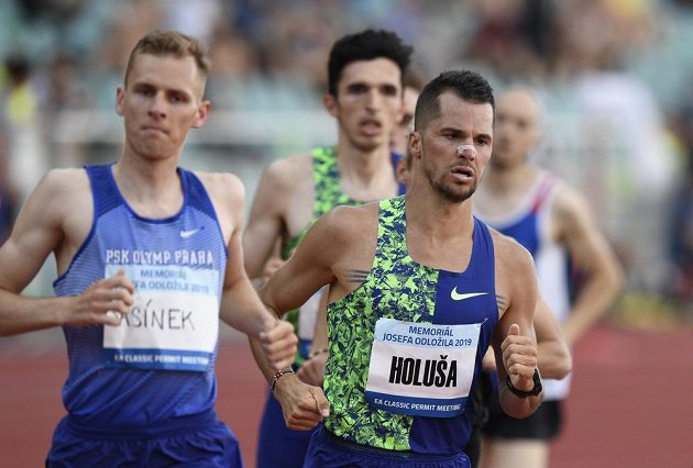 V závodu na 1500 metrů na atletickém Memoriálu Josefa Odložila bojují čeští běžci Filip Sasínek a Jakub Holuša.