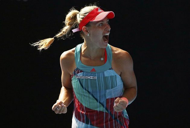 Němka Angelique Kerberová se raduje z vítězství nad Britkou Johannou Kontaovou.
