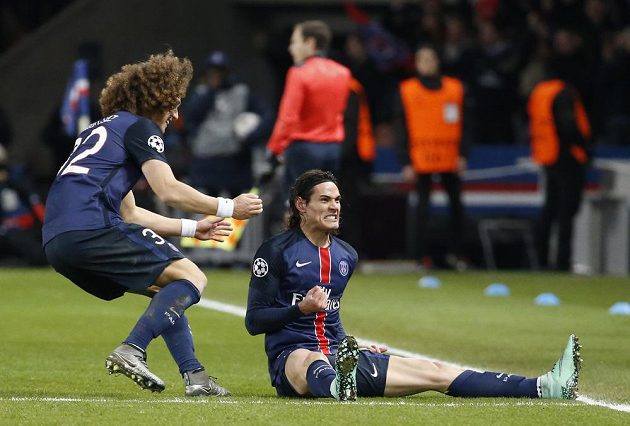 Útočník PSG Edinson Cavani (vpravo) slaví se spoluhráčem Davidem Luizem gól proti Chelsea.