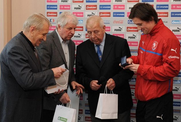 Stříbrní fotbalisté z MS Chile 1962 (zleva): Jelínek, Mašek, Masopust a Tomáš Rosický během srazu české fotbalové reprezentace před přátelským utkáním v Turecku.