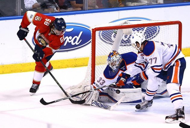 Jaromír Jágr se v dresu Floridy sice snažil, ale na gólmana Edmontonu Oilers Cama Talbota tentokrát i přes řadu šancí nevyzrál. Florida prohrála zápas 3:4.