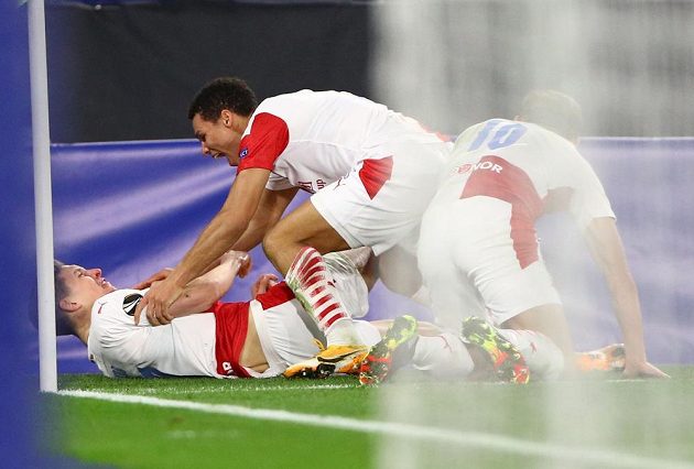 Slávista Lukáš Provod (ležící na zádech) se raduje se spoluhráči z gólu proti Leicesteru.