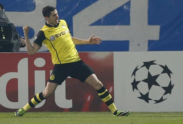 Útočník Borussie Dortmund Robert Lewandowski slaví úvodní gól zápasu na půdě Marseille.