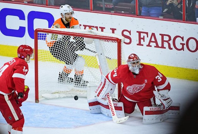 Detroitský gólman Petr Mrázek (34) je překonán, rozhodující gól Philadelphie dal Jakub Voráček (není na snímku), asistoval mu Claude Giroux (za brankou).