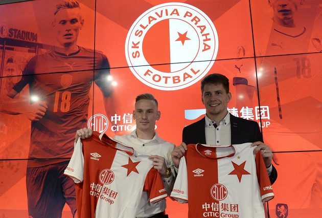 Fotbalová Slavia představila 18. prosince 2018 v Praze nové posily Petra Ševčíka (vlevo) a Lukáše Masopusta. Oba záložníci podepsali v Edenu smlouvy na tři a půl roku.