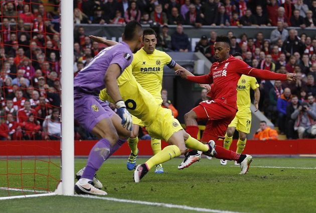 Fotbalista Villarrealu Bruno (uprostřed) si dává vlastní gól v odvetě semifinále Evropské ligy proti Liverpoolu, Daniel Sturridge (vpravo) se mohl jen dívat.