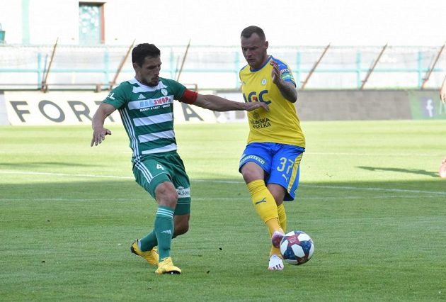 Kapitán Bohemians Josef Jindřišek a teplický Jakub Řezníček.