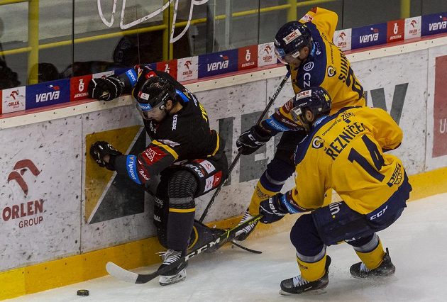 Zleva Pawel Zygmunt z Litvínova, Dalibor Řezníček a Jiří Suhrada ze Zlína během extraligového utkání.