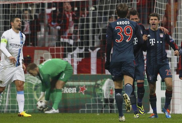 Thomas Müller (vpravo) se raduje se spoluhráči z Bayernu Mnichov z branky do sítě Manchesteru City.