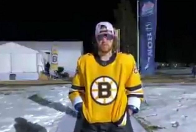 Hokejista Bostonu David Pastrňák přišel před novináře v lyžařských brýlích. Jak jim to vysvětlil?