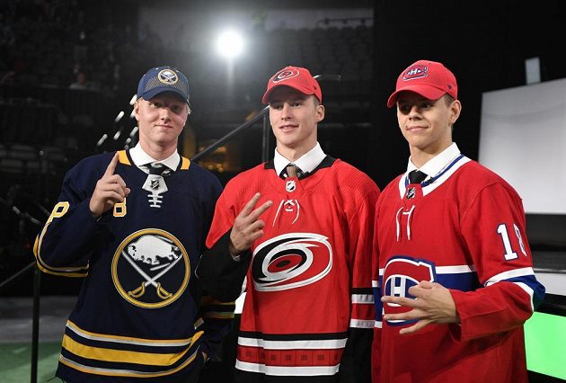 První tři hráči draftu NHL 2018. Zleva švédský bek Rasmus Dahlin, ruský útočník Andrej Svečnikov a finský forvard Jesperi Kontaniemi.