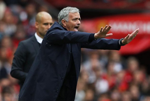 José Mourinho během manchesterského derby, v pozadí jeho velký sok Pep Guardiola.