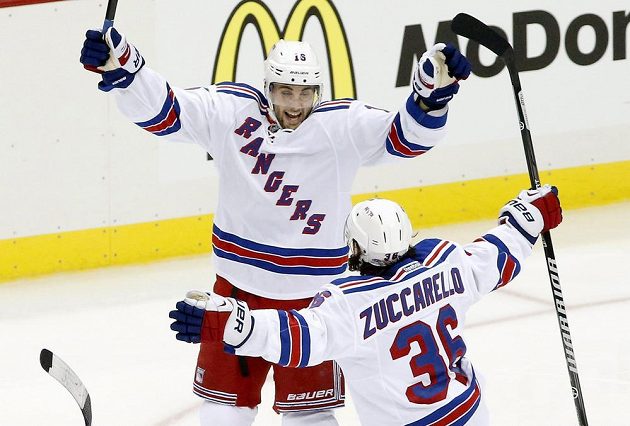 Centr Rangers Derick Brassard (nahoře) právě vstřelil rozhodující trefu v prodloužení prvního zápasu série proti Pittsburghu.