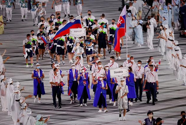Slovenská výprava nastupuje na Olympijský stadion během zahajovacího ceremoniálu LOH 2021 v Tokiu, v pozadí výprava Slovinska.