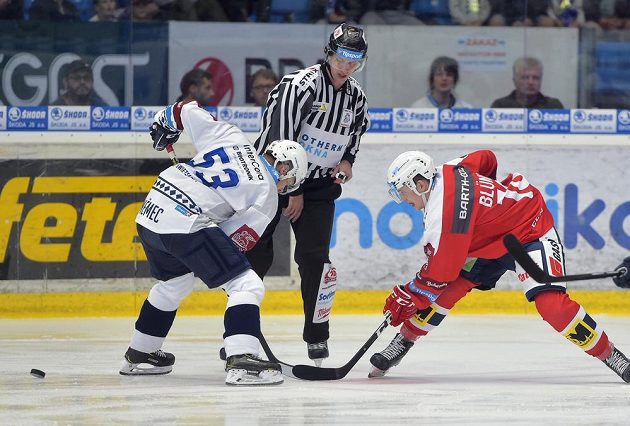 Vojtěch Němec z Plzně a Matěj Blümel z Pardubic v akci během extraligového utkání.
