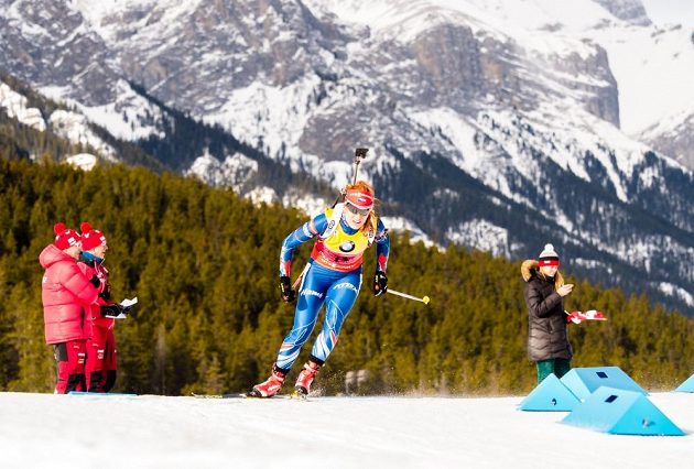 Garbriela Soukalová na trati v kanadském v Canmore.