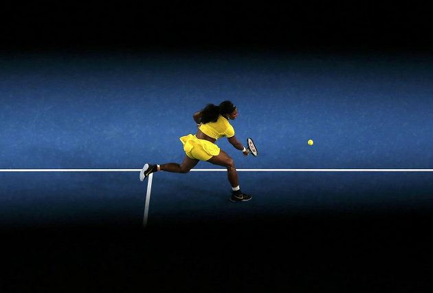 Americká tenistka Serena Williamsová dobíhá míček ve finále ženské dvouhry na letošním Australian Open.