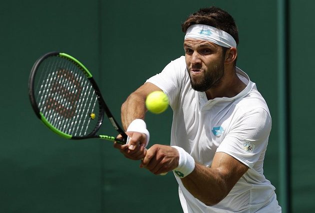 Český tenista Jiří Veselý bojuje s Uruguaycem Pablem Cuevasem ve 2. kole Wimbledonu.