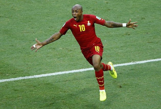 Ghaňan André Ayew oslavuje svou vyrovnávací trefu v zápase proti silnému Německu.