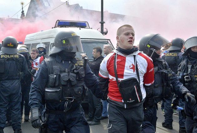 Výtržnosti na Čechově mostě propukly v mnohem větší intenzitě než všechny předešlé.
