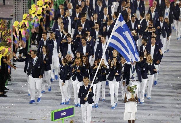Nástup sportovců při slavnostním zahájení, defilé výprav tradičně zahájili Řekové. Vpředu s vlajkou jachtařka Sofia Bekatorouová.
