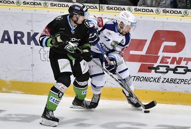 Zleva Lukáš Pabiška z Mladé Boleslavi bojuje o puk s Janem Štencelem z Brna v nedělním utkání 16.kola extraligy.