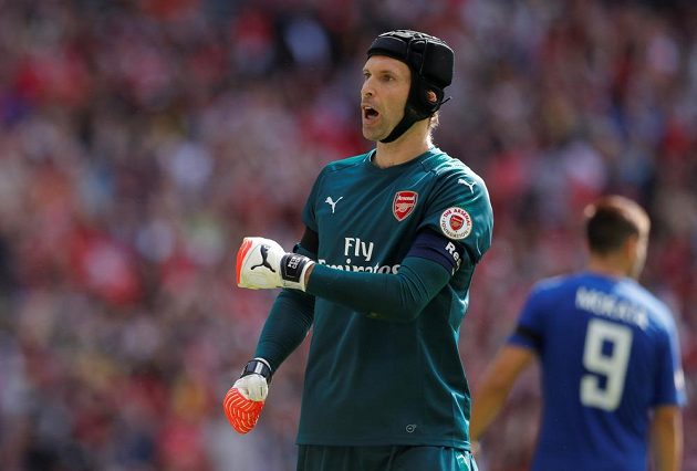 Petr Čech jásá poté, co Álvaro Morata z Chelsea při penaltovém rozstřelu chybil.