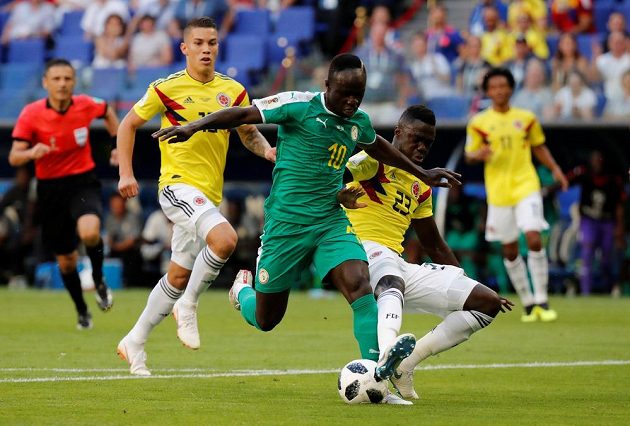 Davinson Sánchez z Kolumbie zastavuje v pokutovém území Sadia Maného ze Senegalu.