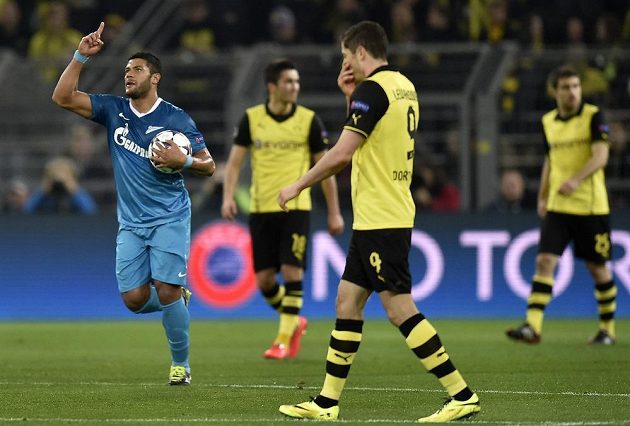 Hulk ze Zenitu Petrohrad se raduje z branky, kterou vstřelil na hřišti Borussie Dortmund.