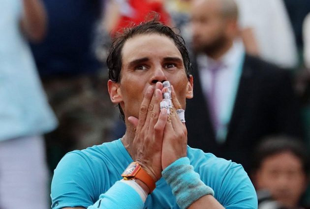 Španělský tenista Rafael Nadal tomu nejspíš nemohl chvíli uvěřit. Na French Open triumfoval už jedenáctkrát.