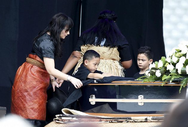 Nadine Lomu se syny Brayleym (vpravo) a Dhyreillem na pohřbu svého manžela Jonaha, ragbyové legendy.