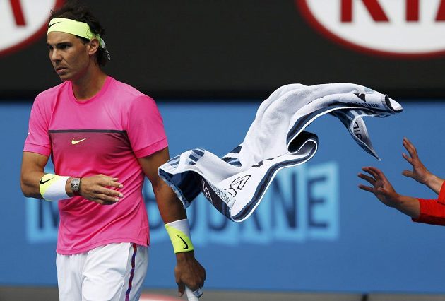 Španělský tenista Rafael Nadal odhazuje ručník v utkání s Tomášem Berdychem na Australian Open.