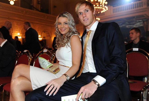 Tomáš Kalas s přítelkyní během vyhlášení ankety Fotbalista roku 2012 na pražském Žofíně.