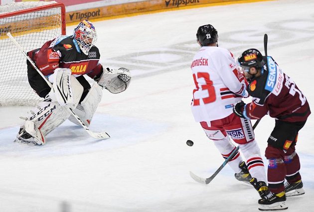 Zleva brankář Sparty Alexander Salák, Jiří Ondrušek z Olomouce a Lukáš Pech ze Sparty.