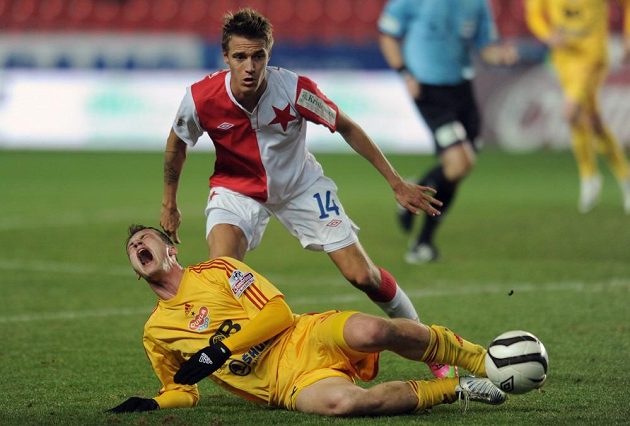 Ondřej Petrák ze Slavie Praha (vlevo) a Tomáš Borek z Dukly Praha v utkání 22. kola Gambrinus ligy.