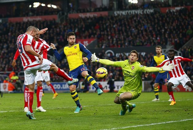 Irský záložník Jonathan Walters ze Stoke City střílí gól brankáři Arsenalu Damiánovi Martinezovi.