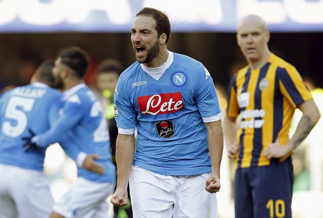 Útočník Neapole Gonzalo Higuaín se raduje z gólu, který vstřelil Veroně.